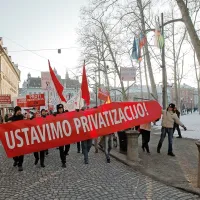 Zdajšnja privatizacija ni ne poštena ne koristna, opozarjajo njeni nasprotniki.