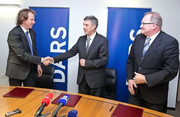 Direktor  CPG Kristjan Mugerli in  predsednik uprave Darsa   Matjaž Knez sta podpisala pogodbo in zatrdila, da bo cesta končana do konca maja. Poleg njiju je še član Darsove uprave  Franc Skok.   