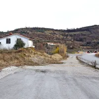 V prihodnjih treh mesecih bodo  uredili  stometrski priključek na koprski strani in na izolski dvokilometrsko navezavo - najprej pa bodo morali porušiti dve hiši.      