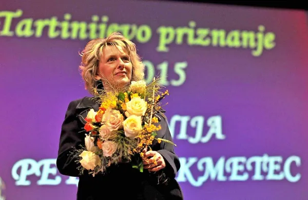Ksenija Kmetec Petaros je prejela Tartinijevo priznanje za izjemne dosežke s področja kulture, ki pomembno oblikujejo kulturno življenje prebivalcev občine Piran.  