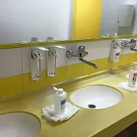 V straniščih v izolski bolnišnici je tudi sicer vse razbito in pokvarjeno. Milo je kar v plastenkah ...  
