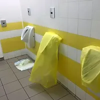 ... pisoarji v moškem stranišču pa so  prekriti, ker so pokvarjeni.