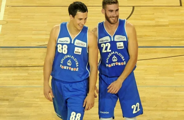 Miha Markič (levo) in Alen Hodžić sta bila najboljša strelca Portoroža v Mariboru. 
