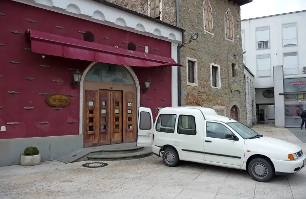 Koprsko tožilstvo je zahtevalo sodno preiskavo zaradi sporne prodaje Carpaccio puba podjetju županove mame. 