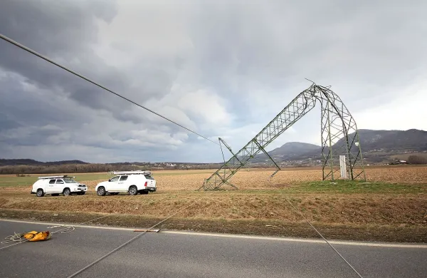 Delavci Elesa so pri Ozeljanu, kjer je  burja v petek podrla daljnovod, postavili  nadomestna stebra,  daljnovod pa so včeraj ob 17. uri spet priključili.