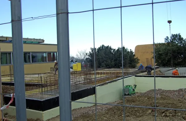 Ob izolski bolnišnici rase nov urgentni center. Do konca leta, 
ko bo v pogonu, pa najavlja zdravstveno ministrstvo novo 
organizacijo urgentne dejavnosti in reorganizacijo nujne 
medicinske pomoči z reševalnimi službami po vsej državi.    