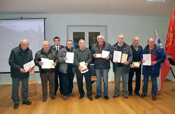 Ustanovni člani PGD Povir in zdajšnji predsednik Boštjan Tavčar.
