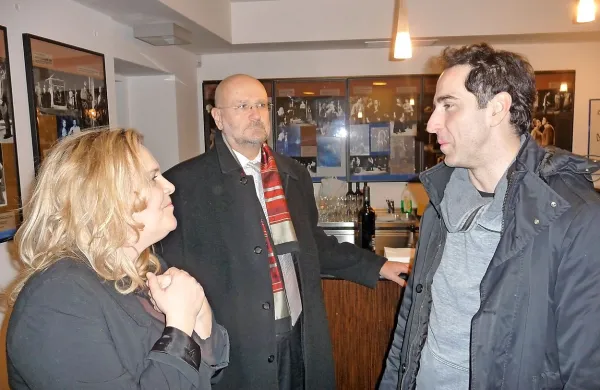 Direktorica Gledališča Koper Katja Pegan med pogovorom z igralcem Erminom Bravom, v sredini Branko Masleša, predsednik Vrhovnega sodišča RS.