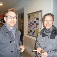 Andrej Šavko (levo), odgovorni urednik Radia Koper, in Sebastijan Šik,  prvi mož službe za odnose z javnostmi v koprski Luki.