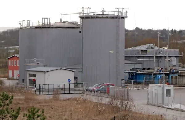 Ilirskobistriško bioplinarno, ki zadnji dve leti zaradi finančnih težav lastnika ne obratuje, sodišče v okviru izvršilnega postopka prodaja na dražbi, pričakovati pa je, da bo kmalu pristala v stečaju.