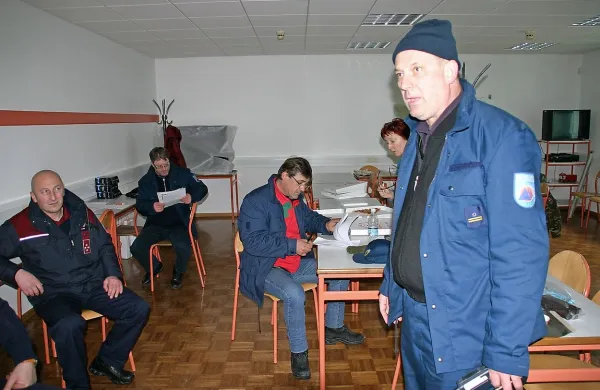 Rifet Kendić v uniformi civilne zaščite deset dni preden so ga poslali domov na čakanje in na čakanju tudi odpustili.