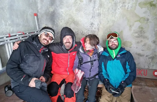 Italijanski gorniki so se kakšne pol ure pred začetkom kalvarije  takole fotografirali v bivaku na Snežniku.   