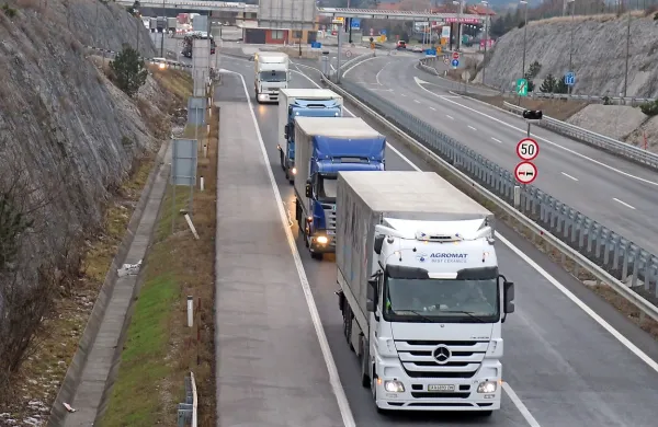 Hrvaški lastniki tovornjakov zaradi znatno nižjega nadomestila za uporabo javnih cest vse pogosteje svoje polpriklopnike registrirajo v Sloveniji. 