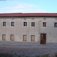 Vaški dom v Vrbici, ki bi ga vaščani radi dokončali in v njem odprli muzej vrbiških šjem. Jim bo Občina Ilirska Bistrica vendarle prisluhnila?    