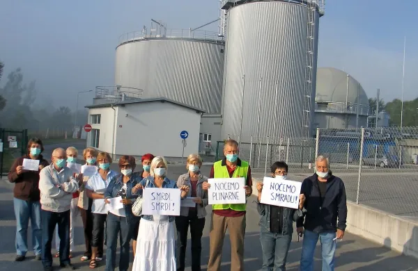 Ilirskobistričani, povezani v civilno iniciativo, so proti onesnaževanju iz bioplinarne protestirali že pred časom (na fotografiji je protest decembra 2011), odločno pa se bodo zoperstavili tudi njenemu morebitnemu ponovnemu zagonu. 
