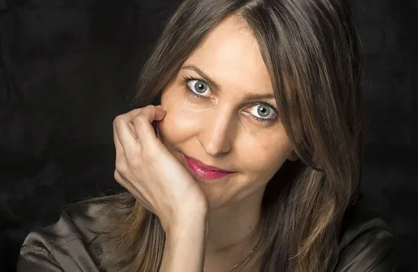 Najljubša ura Miljane Cuntaje peta poldan: “Ko se približuje, sem v stanju nekakšnega tihega pričakovanja, kot bi se takrat v času naredila razpoka, ki se že relativno kmalu potem, prav tako naravno, kot se je razprla, tudi zapre.”  Foto: Žiga Koritnik