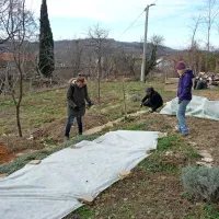 Prostovoljci  Nicolas, Pauline in Milena skrbijo za vrt, saj se zdaj kakšnega večjega dela v notranjosti objekta šr ne morejo še lotiti. 