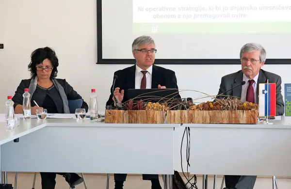 Vlada in pristojna ministrstva nimajo posluha za gospodarstvo in ukrepe za njegovo okrevanje, je na današnji seji upravnega odbora območne zbornice GZS za Severno Primorsko v Novi Gorici izpostavil predsednik GZS Samo Hribar Milič.