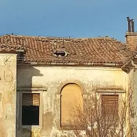 Na strehi zeva velika luknja, ker se je porušil dimnik.