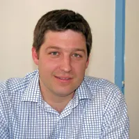 Simon Žorž: “Govorijo o turizmu, o drugi Toskani. Iz polovice vasi odplake tečejo v grape, druga polovica pa ima za silo greznice. Vodovod je še iz azbestnih cevi, ni igrišča, parkirišč, mladi ne morejo graditi. Živimo kot v akvariju. Mogoče smo res