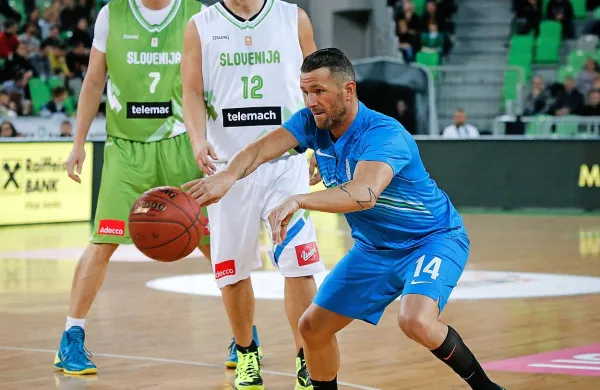 Zadnjič v stiku z žogo na All staru: Primož Brezec (v ozadju) se  bo kmalu v Kuvajtu pridružil Marku Miliču, medtem ko Sebastjan Cimerotić ne gre nikamor. 