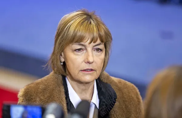 Hrvaška zunanja ministrica Vesna Pusić je  potrdila, da se hrvaški državljani bojujejo v vrstah ukrajinske vojske v spopadih proti proruskim separatistom na vzhodu Ukrajine.