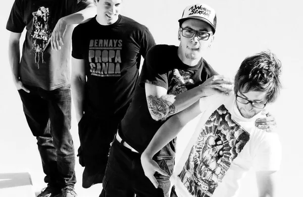 Real Life Version je mlada ajdovska punk-rock zasedba, ki 
prav danes začenja sedmo turnejo v tujini.