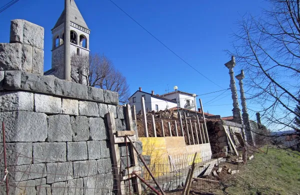 Podporni zid in pilastra ob tomajski cerkvi župnija obnavlja z denarjem, ki ga je dobila od občine, potem ko je ta odkupila župnijsko cesto ob cerkvi. 