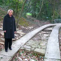Vodja MZL Ana Žerjal na poti proti plaži, s katere je obilica vode jeseni odnesla tudi kamne. 