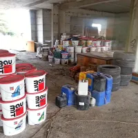 V pritličju so med drugim odloženi kupi gradbenega materiala in barv. 
