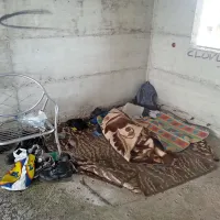 V enem od zavetnih kotov si je nekdo očitno uredil zasilno bivališče.