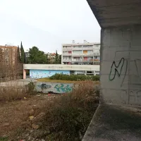 Z nedokončanega betonskega skeleta je videti bližnji vrtec in leta 2000 zgrajen poslovno-stanovanjski objekt Porton 1.