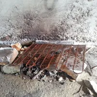 Nekdo je očitno poskrbel tudi za improviziran žar.