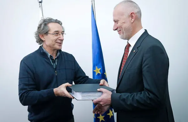 Glavni tajnik Sviza Branimir Štrukelj je  predsedniku državnega zbora Milanu Brglezu izročil 39.236 podpisov pod peticijo Za ohranitev kakovostnega javnega izobraževanja in odličnosti raziskovalnega dela. 