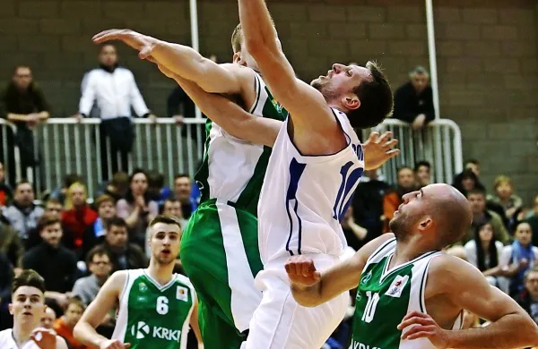 Primorski  dvoboj pod košema - prodor Vjeka Petrovića opazujeta Matej Rojc (št. 6) in Nebojša Joksimović (10) 