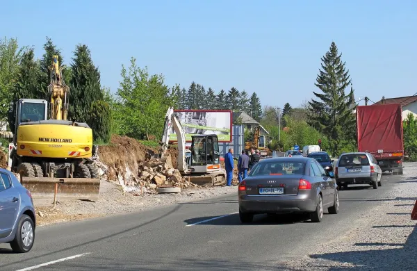 Podjetje Godina za dela, ki jih je kot podizvajalec že pred dvema oziroma tremi leti opravilo pri obnovi ceste skozi Petelinje (na fotografiji), še vedno ni v celoti poplačano. Občina Pivka bi mu plačala, a ne sme.