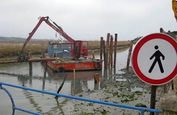  Danes so  začeli v dno Jernejevega kanala  zabijati lesene pilote, nanje pa bodo postavili leseno brv za pešce.