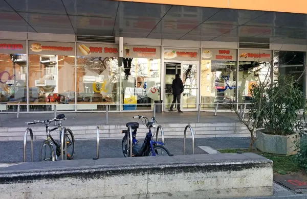 Kdaj bo v prostore okrepčevalnice Alfa prišel nov ponudnik šolske prehrane, še ni znano. 