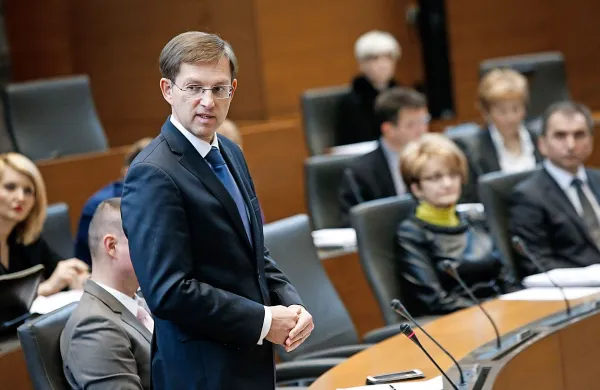 Vse stranke so se sicer že v minulih dneh zavzele za razjasnitev okoliščin, podobno pa je v četrtek zvečer pozval predsednik vlade Miro Cerar.