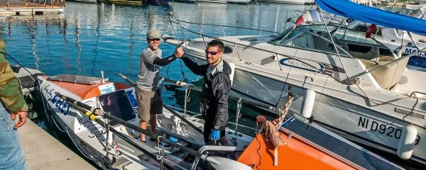 Huw Kingston (levo) in Marin Medak trenutek preden sta odrinila od obale v Hammametu v Tuniziji.