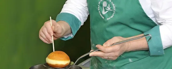 Pustni krofi morajo imeti lep rumen venec. 