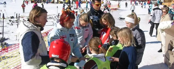 Bojan Šturm (v ozadju) ima zelo dolgo kariero pri uvajanju otrok v smučarske radosti. Leta 2003 je njegove varovance v Forni di Sopra navduševala takrat rosno mlada Tina Maze (levo). 