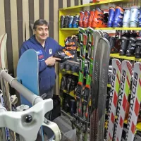Karli Truglas iz Lucije med smučarsko opremo za izposojo, ki je za otroke iz socialno ogroženih družin brezplačna. 