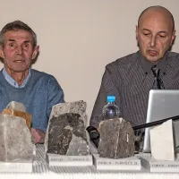Gabrijel Jeram in Stojan Lipolt, pred njima nekaj primerkov  iz zbirke kar 140 kamnov, kolikor jih je po kraških kamnolomih zbral Jeram.