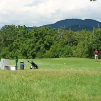 SDH je takoj po prevzemu družbe Lipica turizem pozval ministrstvi za finance in za kmetijstvo tudi k podpisu pogodbe za golf igrišče. Prav izkupički igrišča so lipiški turizem reševali v zimski sezoni. 