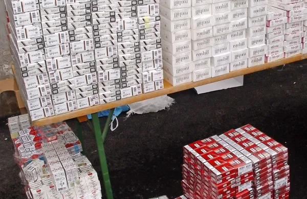 Iz bencinskega servisa je neznanec odnesel za več kot 10.000 evrov cigaret