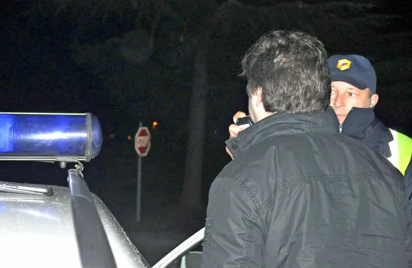 Ko so pijanemu mladeniču brez vozniškega dovoljenja odvzeli avtomobil, se je nad policisti znesla  njegova mama. 