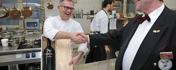 Gostitelj Janez Bratovž (levo) iz ljubljanske restavracije JB in njegov kolega, sekretar združenja Sommelier Slovenije Boris Gašparin, gostinec na Pikolu v Rožni dolini 
