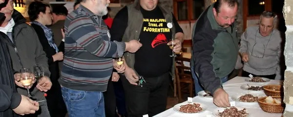 Krog favoritov za najbolj&scaron;o istrsko klobaso se oži