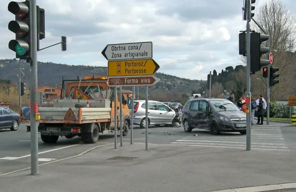 V semaforiziranem križišču v Luciji sta trčili osebni vozili, ena oseba je bila poškodovana.